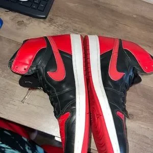 Selling a pair of 2001 bred1’s in pristine condition Sz10 with og jumpman dog ta jordan Nike | Shoes | Selling A Pair Of 20 Bred1s In  main image 2